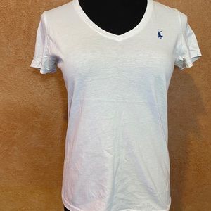 woman’s white polo tee